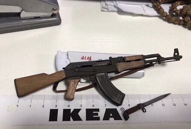 零元拍：1/6 金属与木制 AK47 突击步鎗 模型