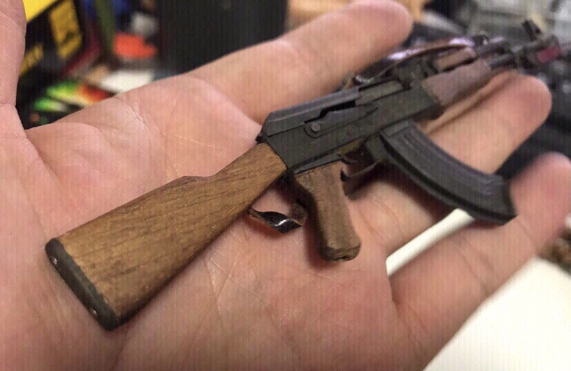 零元拍：1/6 金属与木制 AK47 突击步鎗 模型