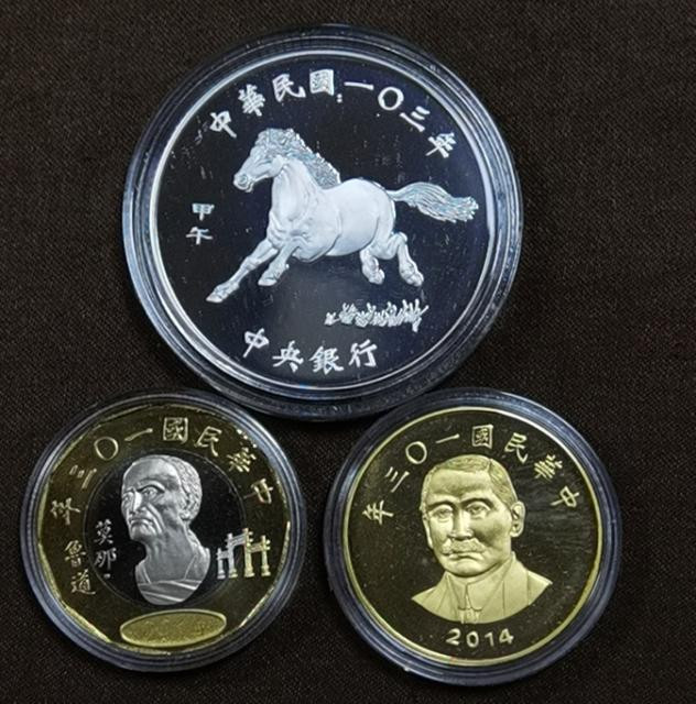 马甸外币专卖微拍第五十二期，外国金银币专场，陆续上新欢迎关注 台湾2014年台湾生肖马精制银币套装，1000元银币：重量：1盎司，成色：999，50元精制纪念铜币，20元精制双色纪念币，品相如图 