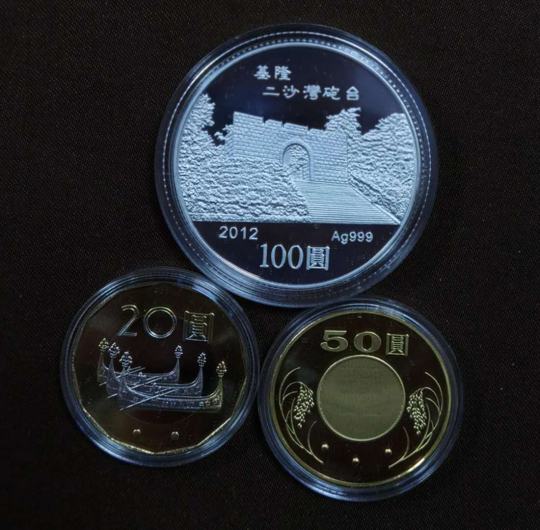 马甸外币专卖微拍第五十二期，外国金银币专场，陆续上新欢迎关注 	2012年台湾生肖龙精制银币套装，1000元银币：重量：1盎司，成色：999，50元精制纪念铜币，20元精制双色纪念币，品相如图 