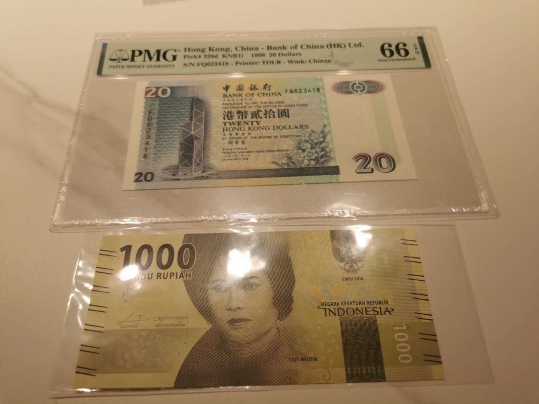 【鲸贝乐淘】千字文·第“省躬讥诫，宠增抗极”号拍卖·两拍包邮 【中国香港🇭🇰 】1998年20元PMG66E + 2016年印尼1000卢比UNC 