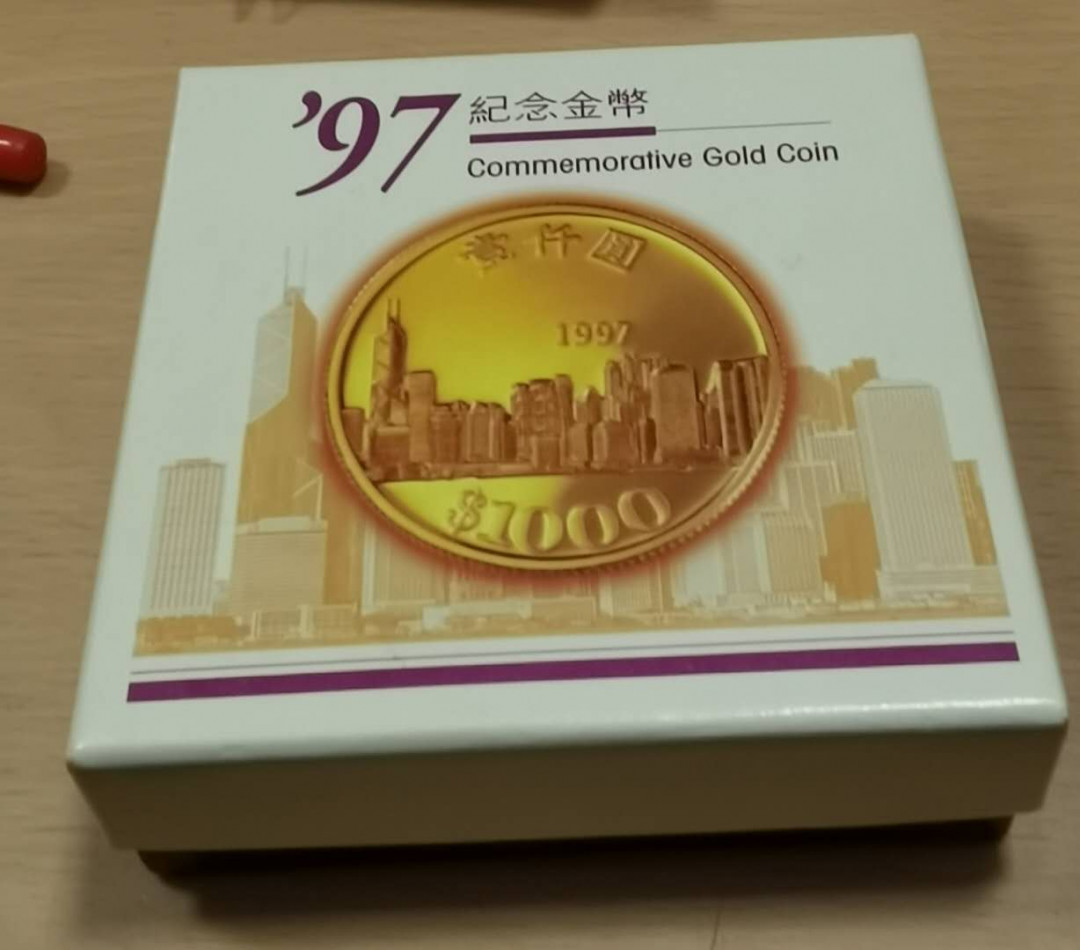 马甸外币专卖微拍第五十二期，外国金银币专场，陆续上新欢迎关注 1997年香港发行香港回归金币，重15.97g，成色917，盒证齐全