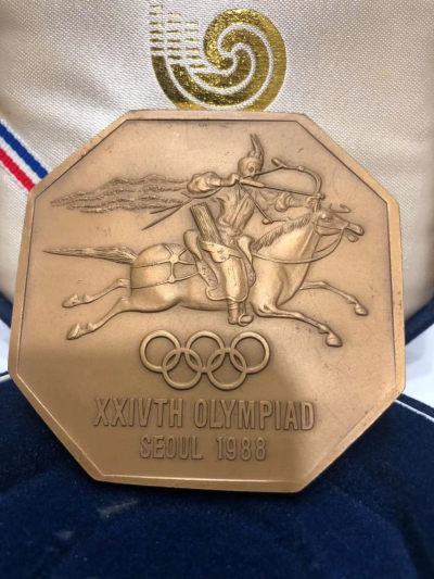 喜迎🐂年艺术麦朵尔第十三场拍卖 - 韩国1988年奥运会纪念章