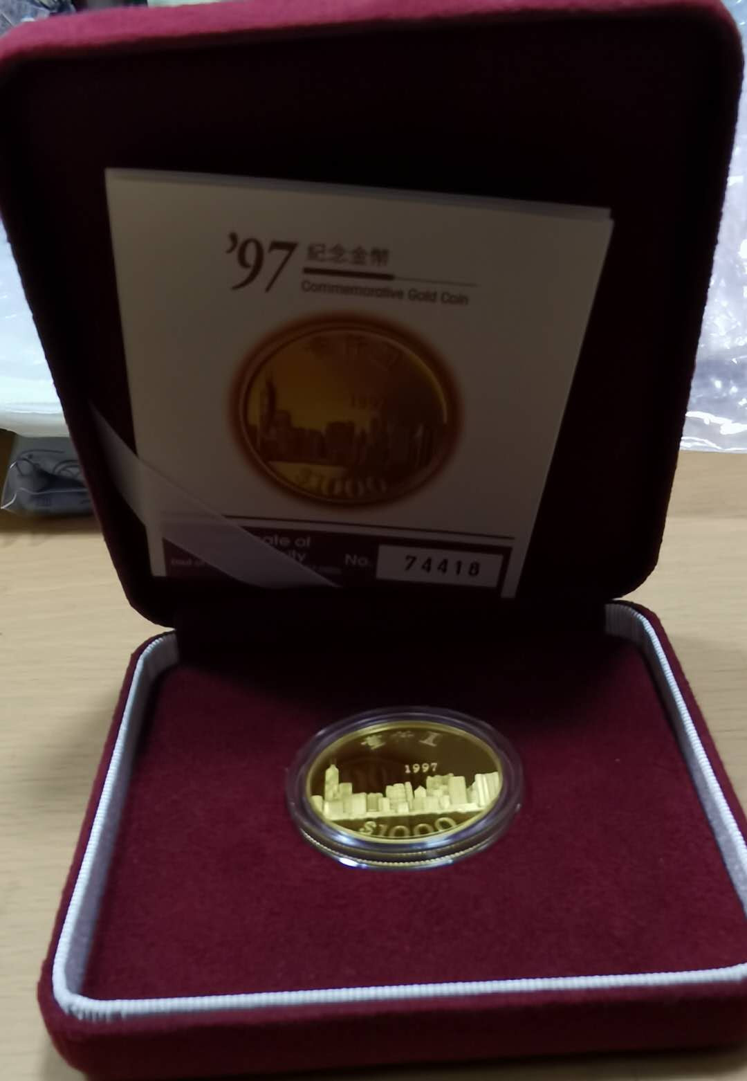 马甸外币专卖微拍第五十二期，外国金银币专场，陆续上新欢迎关注 1997年香港发行香港回归金币，重15.97g，成色917，盒证齐全