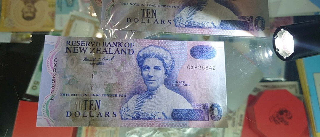 今晚八点整~【囧羊收藏】精选微拍第27期暨2021年第十八期 港澳及外币精选 1992年新西兰10元纸币 全新绝品尾号42