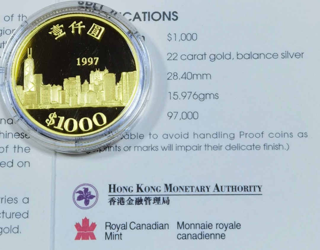 马甸外币专卖微拍第五十二期，外国金银币专场，陆续上新欢迎关注 1997年香港发行香港回归金币，重15.97g，成色917，盒证齐全