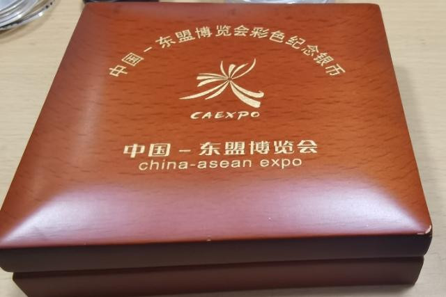 马甸外币专卖微拍第五十二期，外国金银币专场，陆续上新欢迎关注 	2004年库克发行中国一一东盟博览会2盎司彩色银币，成色999，盒证齐全，品相如图 