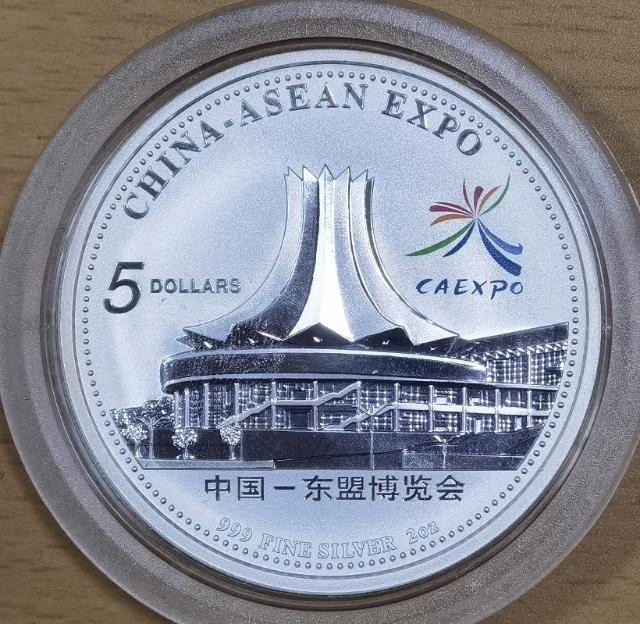 马甸外币专卖微拍第五十二期，外国金银币专场，陆续上新欢迎关注 	2004年库克发行中国一一东盟博览会2盎司彩色银币，成色999，盒证齐全，品相如图 
