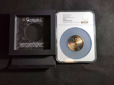 刘世昌艺术品销售中心～虎踞龙蟠*金杨在线联拍群第283期 -  2020年库克旅行者的黄金唱片～地球的声音镀金币（NGCPF70  串号：6149250-003）1枚。（有盒，无证书）