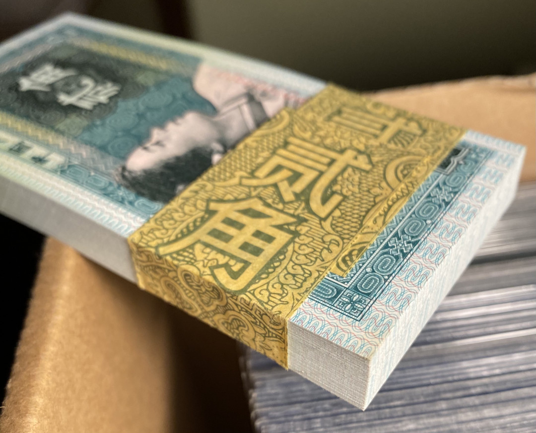  【华誉王者】1681期拍卖 8002精致币PD20099201百连，荧光超强，029数三组合，有20099222靓号，荧光对比图非常明显，精致币果然名不虚传