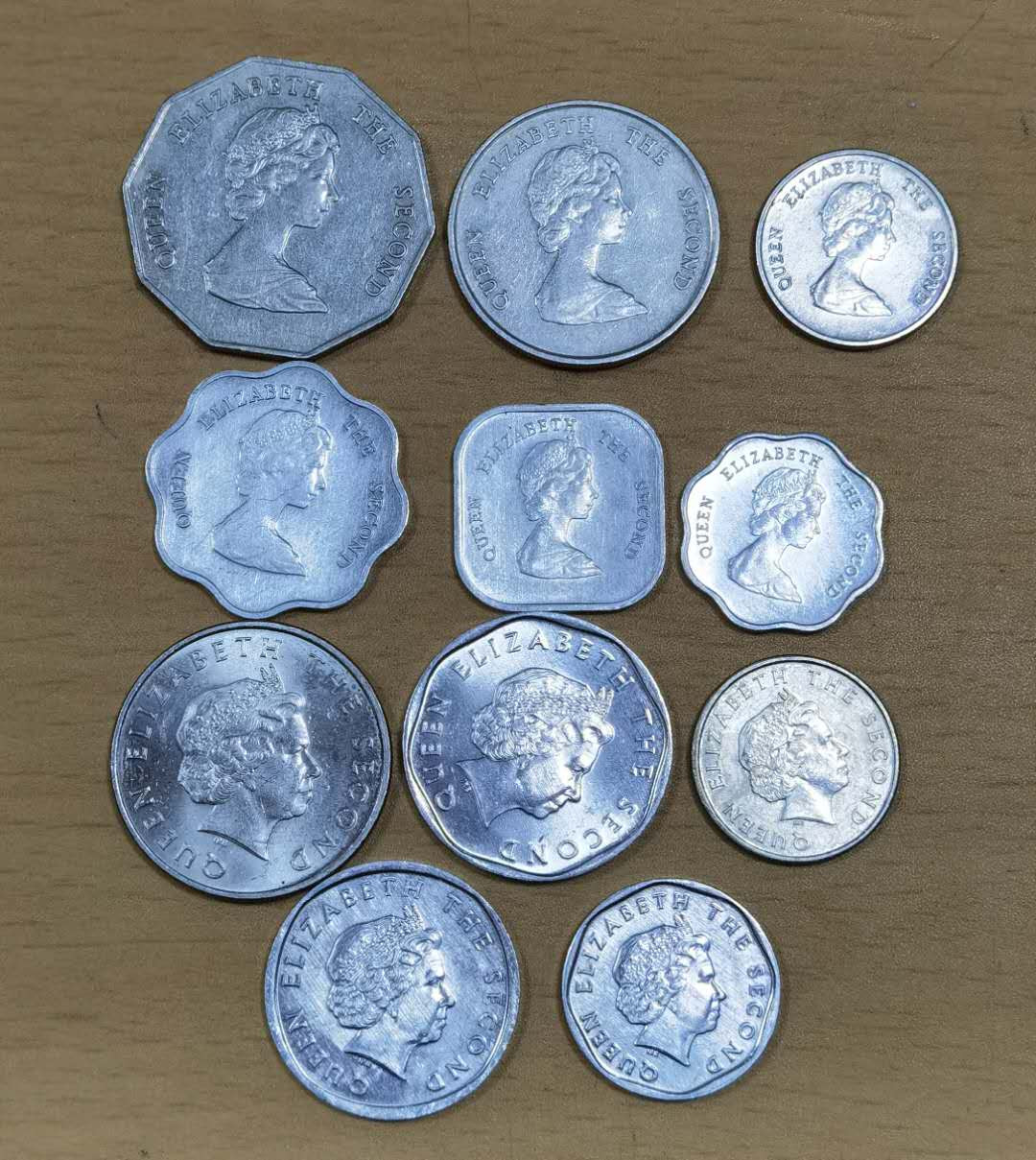 马甸外币专卖微拍第五十三期，外国非贵金属纪念币流通币专场，陆续上新欢迎关注 东加勒比新老版2套