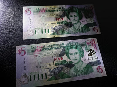 《外钞收藏家》第一百一十三期拍卖 - 东加勒比5刀 两张 两个版本  全新UNC