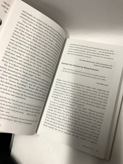 零元拍：川普女儿伊万卡亲笔签名著书《Women Who Work》