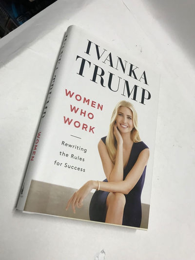 零元拍：川普女儿伊万卡亲笔签名著书《Women Who Work》
