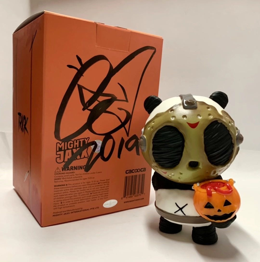零元拍：cacooca设计师&主理人 陈维亲笔签名：cacooca与mighty jaxx合作款1988《黑色星期五》Panda ink Trick 杰森 万圣节限定