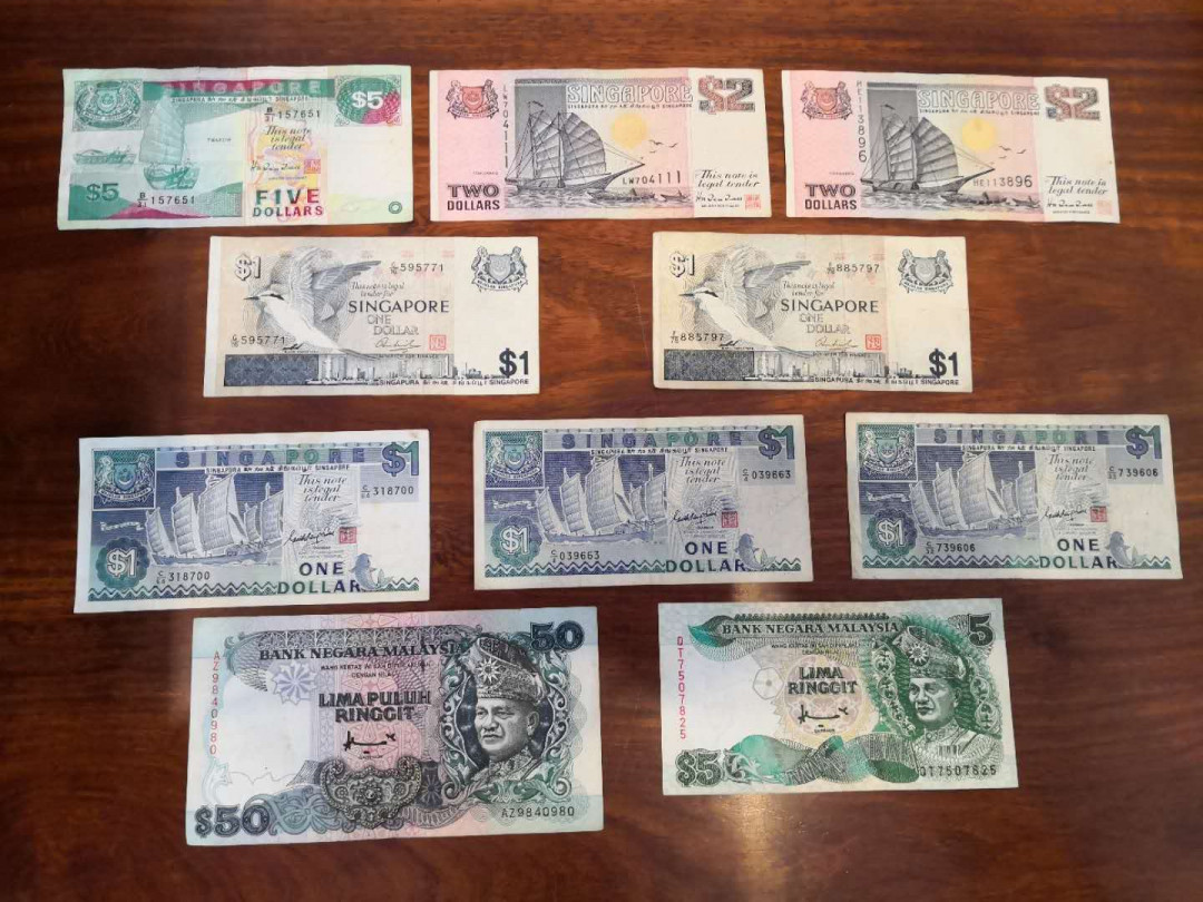 AZ纸币收藏第一次拍卖——格拉斯哥大学 新加坡 马来西亚纸币共10张 品相如图