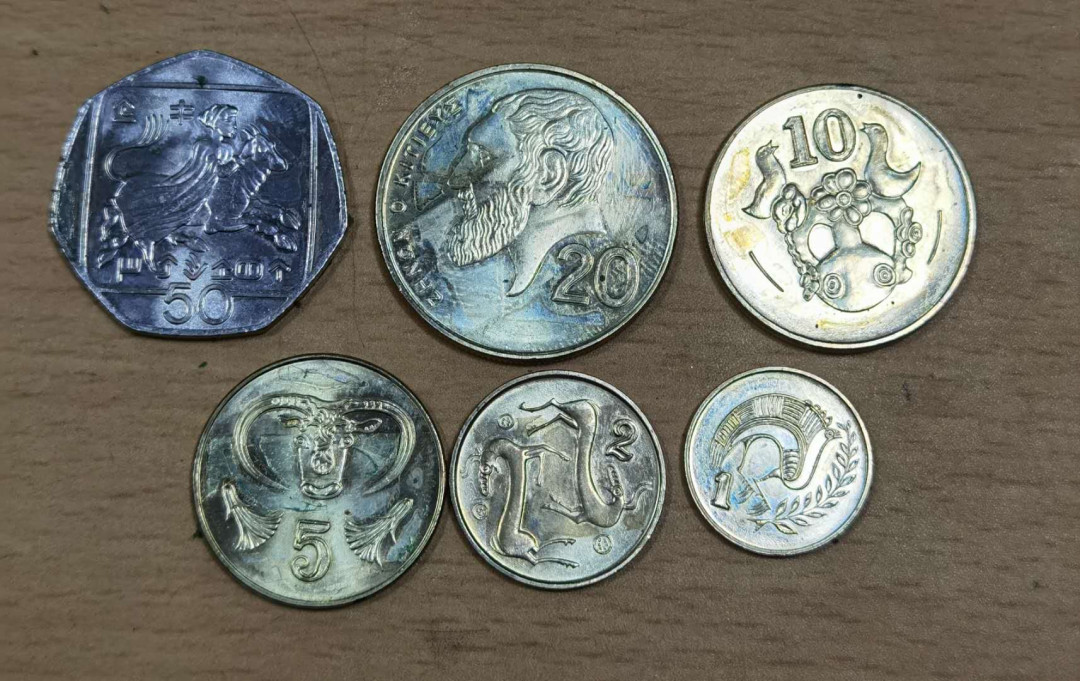 北京马甸外币专卖微拍第五十五期，外国非贵金属流通币纪念币专场，陆续上新欢迎关注 塞浦路斯，塑胶条沾过