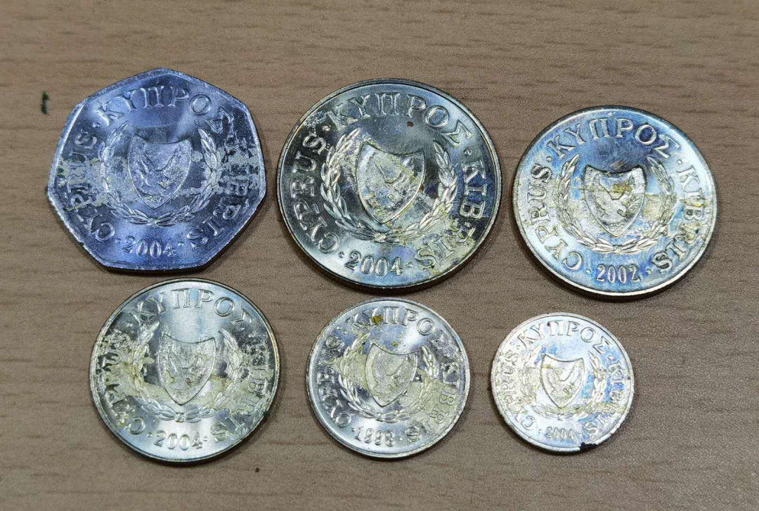 北京马甸外币专卖微拍第五十五期，外国非贵金属流通币纪念币专场，陆续上新欢迎关注 塞浦路斯，塑胶条沾过