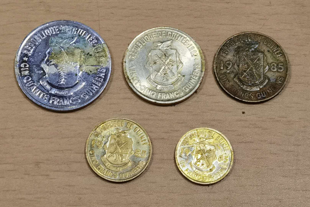 北京马甸外币专卖微拍第五十五期，外国非贵金属流通币纪念币专场，陆续上新欢迎关注 几内亚，塑胶条粘过