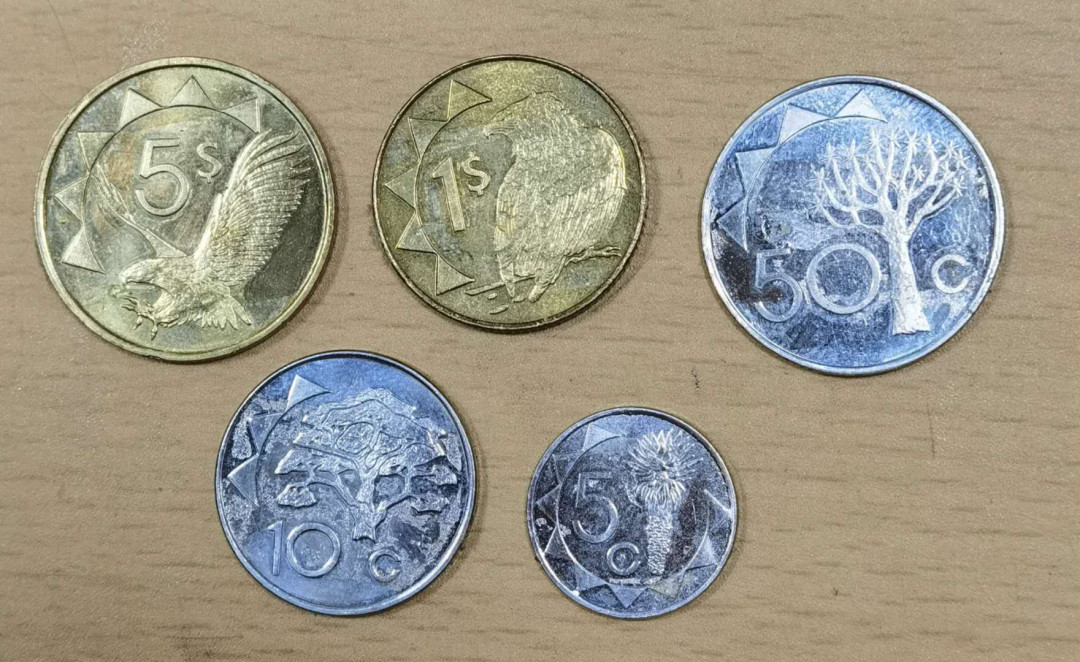 北京马甸外币专卖微拍第五十五期，外国非贵金属流通币纪念币专场，陆续上新欢迎关注 纳米比亚，塑胶条粘过