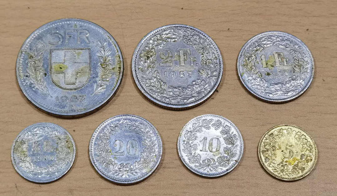 北京马甸外币专卖微拍第五十五期，外国非贵金属流通币纪念币专场，陆续上新欢迎关注 瑞士，塑胶条粘过
