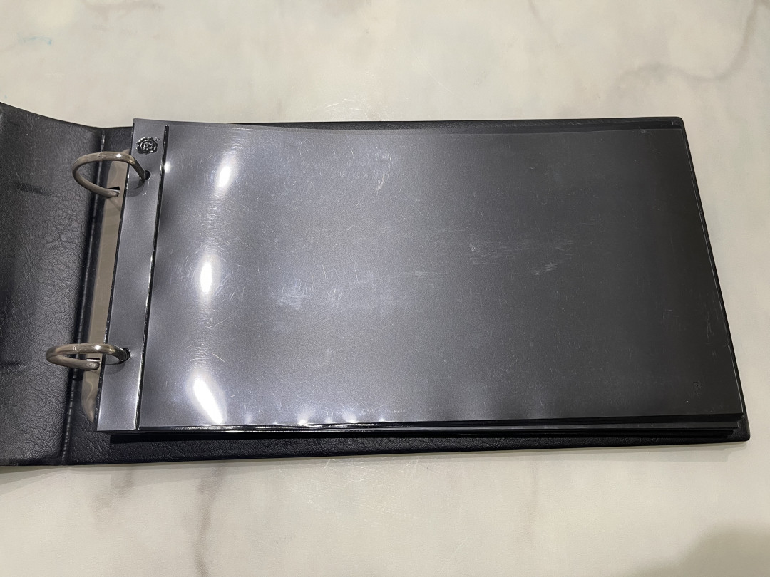 《外钞收藏家》第一百一十四期拍卖（共83拍） 殷氏便携册一本 可装44张评级币 近全新