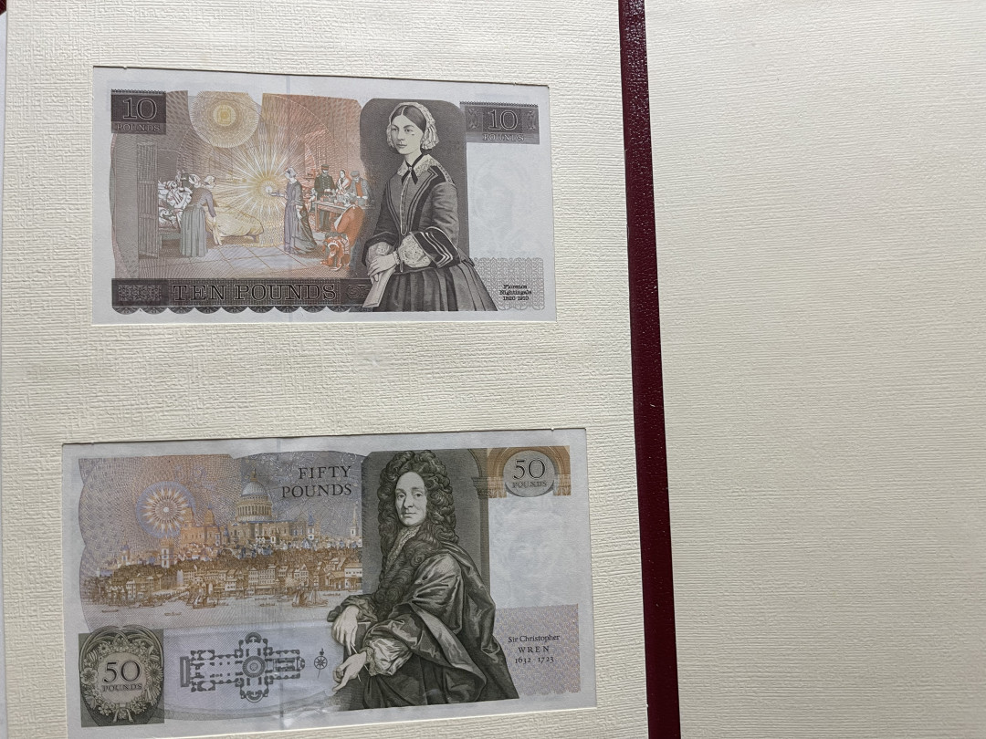 《外钞收藏家》第一百一十四期拍卖（共83拍） 英镑纪念册 E、D序列四张 全同号 500637号