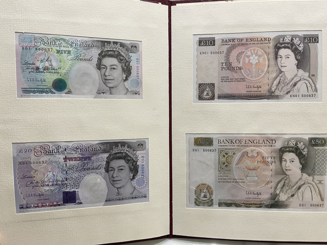 《外钞收藏家》第一百一十四期拍卖（共83拍） 英镑纪念册 E、D序列四张 全同号 500637号