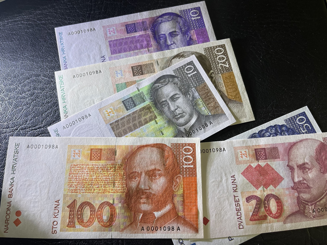 《外钞收藏家》第一百一十四期拍卖（共83拍） 克罗地亚六张 10-200面额 A冠 1098号 全同号 全新UNC