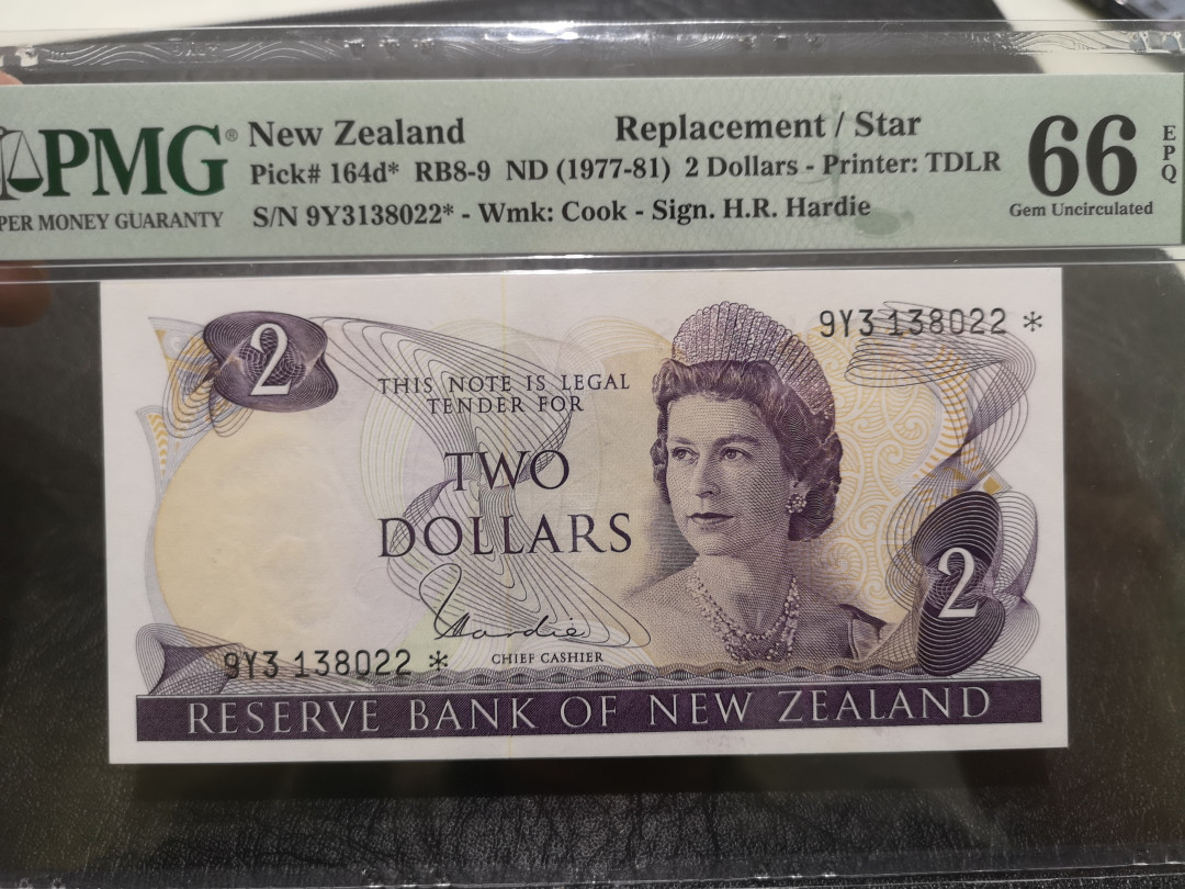 《外钞收藏家》第一百一十四期拍卖（共83拍） 1977-81年新西兰2元 补号 PMG66