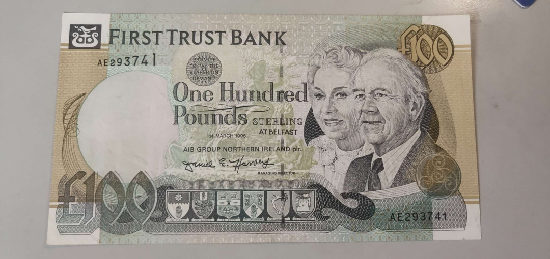 N&C第十一期: 欢乐捡漏场 北爱尔兰第一信托银行100镑 九品如图 测光可见折痕 珍稀品种