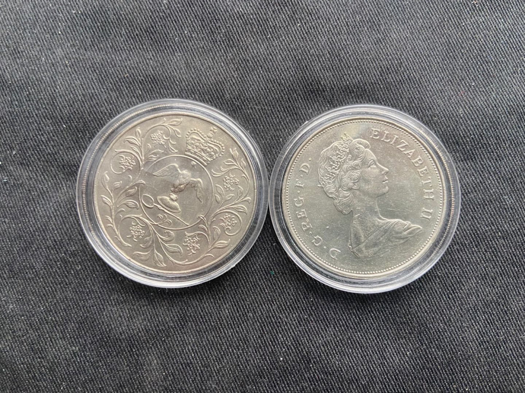 【币观天下】第152期钱币拍卖 【英国】女王版克朗币2枚～