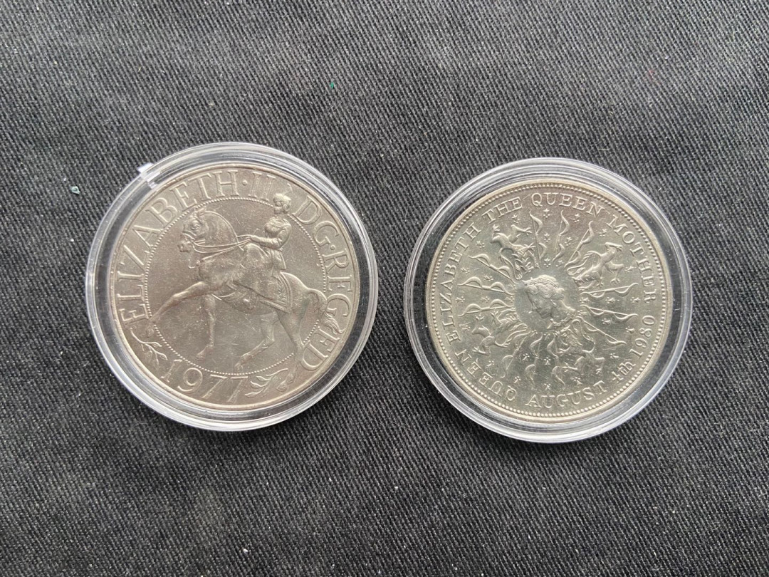 【币观天下】第152期钱币拍卖 【英国】女王版克朗币2枚～