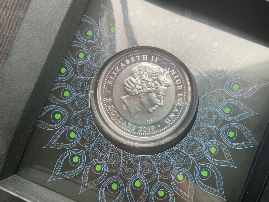 【币观天下】第152期钱币拍卖 【纽埃】2019孔雀银币【镶嵌斯华洛斯奇】