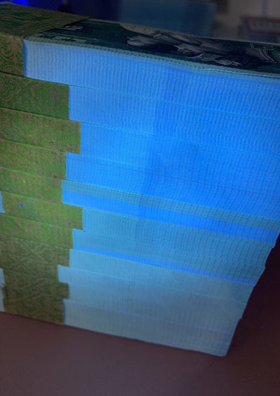 8002早期老冠BX～DQ同拍，93年线捆，青绿美翠荧光，带白荧光超强纤丝，捆拆10刀，强荧光，非常漂亮，实物拍摄，新鲜捆拆，图中号码按拍场顺序来的，欢迎选号，喜欢不要错过，拍下配送刀币保护盒