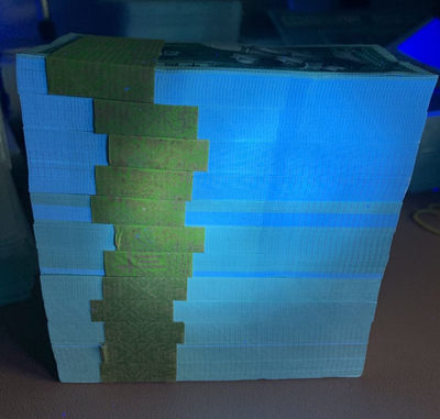 8002早期老冠BX～DQ同拍，93年线捆，青绿美翠荧光，带白荧光超强纤丝，捆拆10刀，强荧光，非常漂亮，实物拍摄，新鲜捆拆，图中号码按拍场顺序来的，欢迎选号，喜欢不要错过，拍下配送刀币保护盒