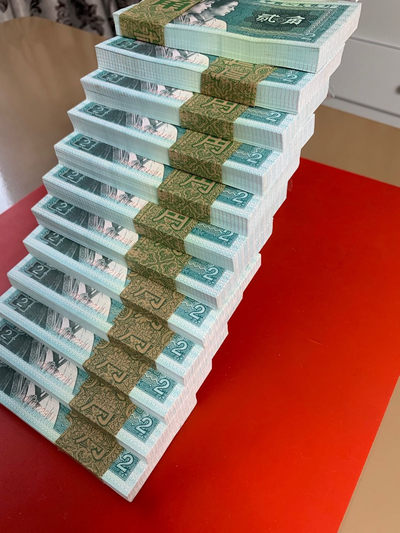 8002早期老冠BX～DQ同拍，93年线捆，青绿美翠荧光，带白荧光超强纤丝，捆拆10刀，强荧光，非常漂亮，实物拍摄，新鲜捆拆，图中号码按拍场顺序来的，欢迎选号，喜欢不要错过，拍下配送刀币保护盒