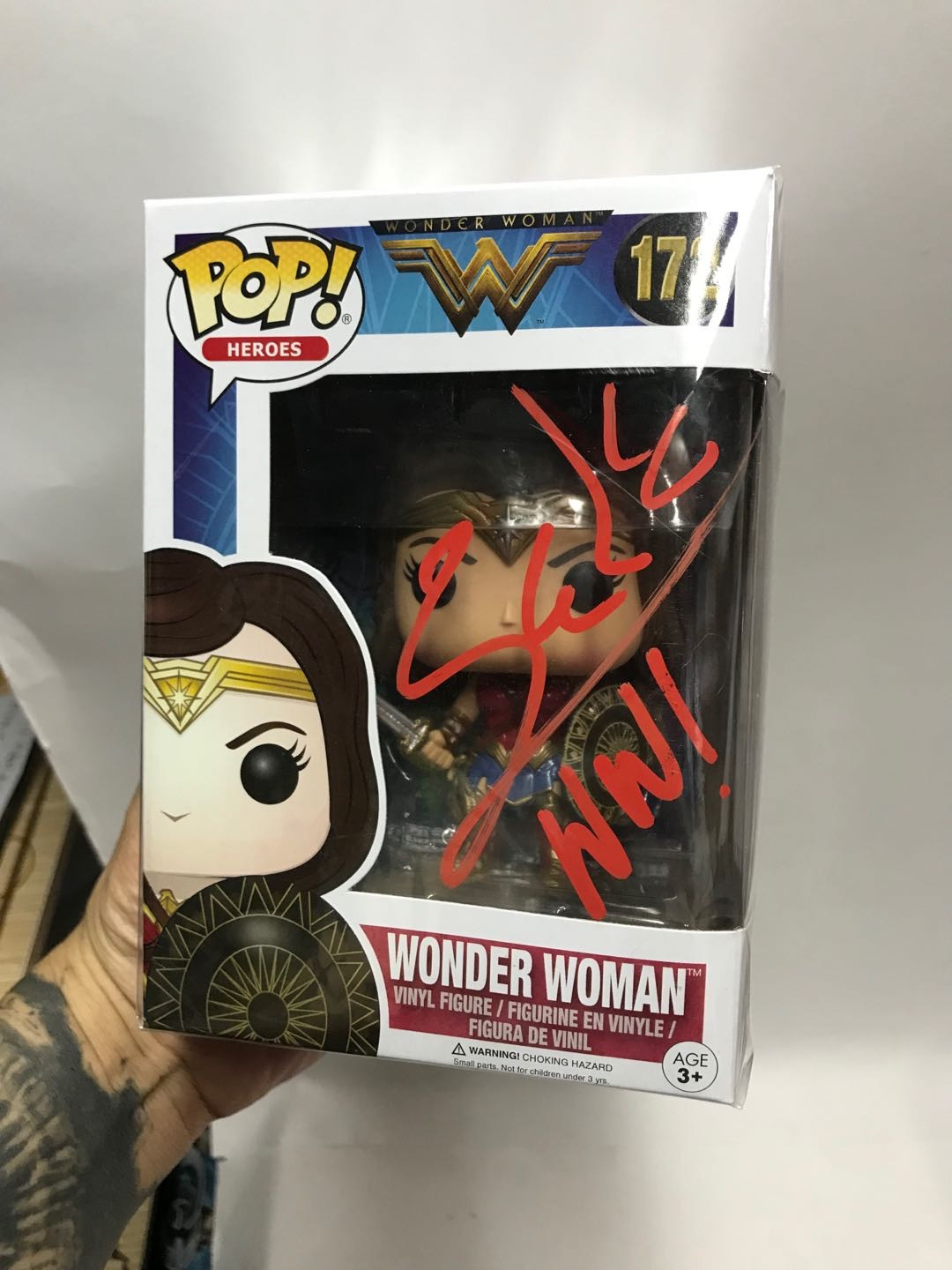 零元拍：《神奇女侠》女主角盖尔加朵亲笔签名：Funko出品，方头人偶。全新未拆，美国带回。