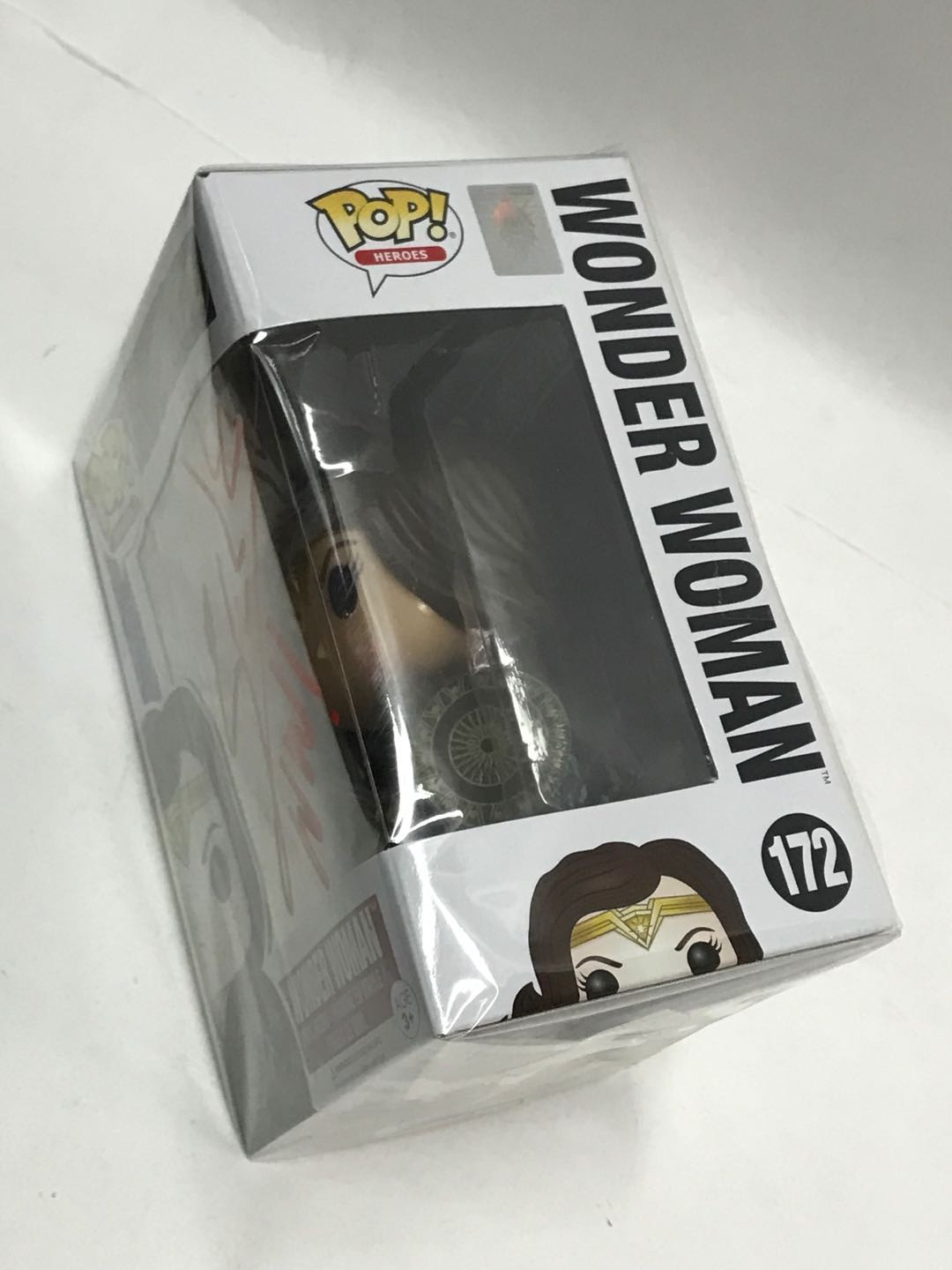 零元拍：《神奇女侠》女主角盖尔加朵亲笔签名：Funko出品，方头人偶。全新未拆，美国带回。