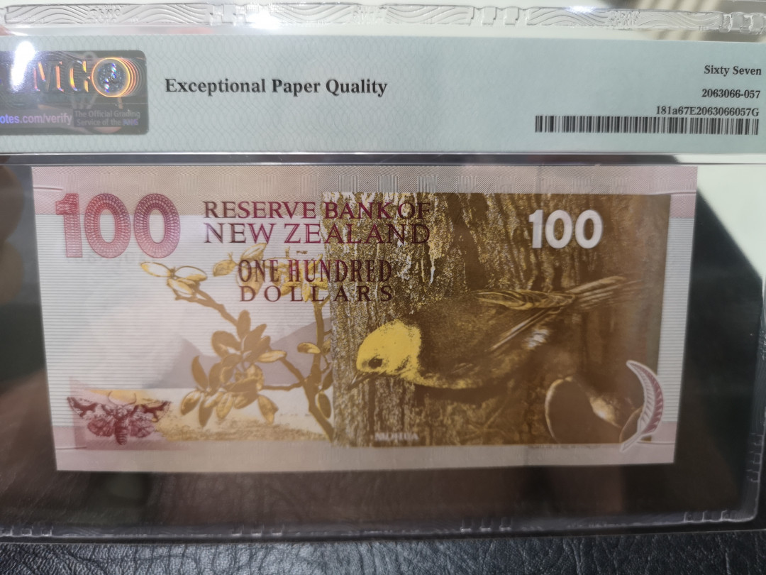《外钞收藏家》第一百一十五期拍卖 1992年新西兰100刀  PMG67 AA冠 千位号