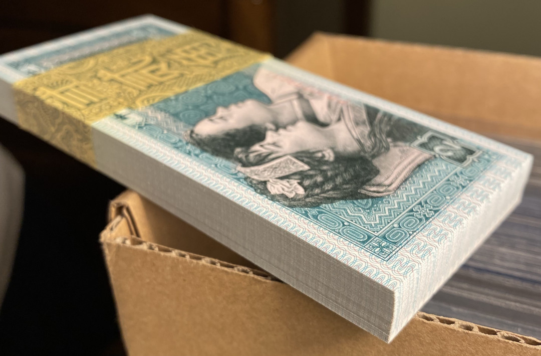 【华誉王者】1704期拍卖 8002精致币PD20099601百连，荧光超强，有20099666靓号，荧光对比图非常明显，精致币果然名不虚传