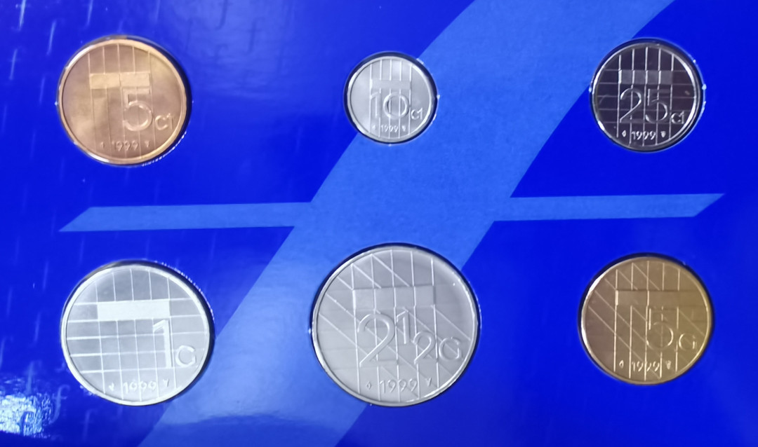 北京马甸外币专卖微拍第五十五期，外国非贵金属流通币纪念币专场，陆续上新欢迎关注 1999年官方卡装荷兰肓文版精装套币