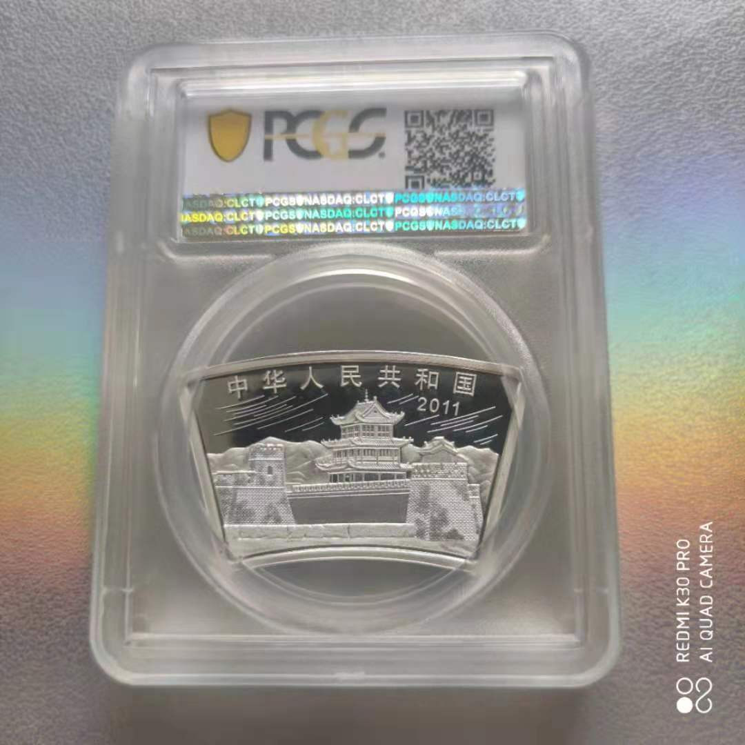 【华誉王者】1706期拍卖 2011年发行的一轮扇形银兔1盎司发行量少，美评69分，是不可多得的收藏精品。