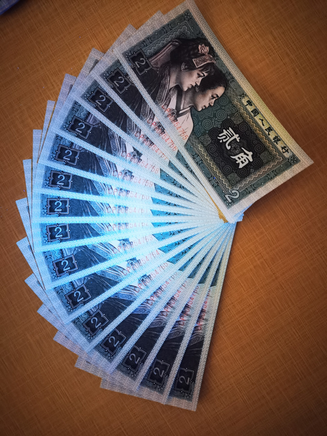 千家情思，老金团拍！8002专场，精品大杂烩！有单张，有标十，有刀货！有钱坤，有爱藏，有pmg！大都是搬家整理出来的压箱底货，每拍都有图，拍拍是精品，再漏不托价！旨在打造最纯净的拍场！喜欢别错过！捡漏来千家！ 8002首发C组全套十枚尾同3！其中CZ、CP冠是8002十大珍，还有4枚是十小珍！！部分有斑，品相看图！CP，CU，CR，CS，CX冠五张是绝品！！