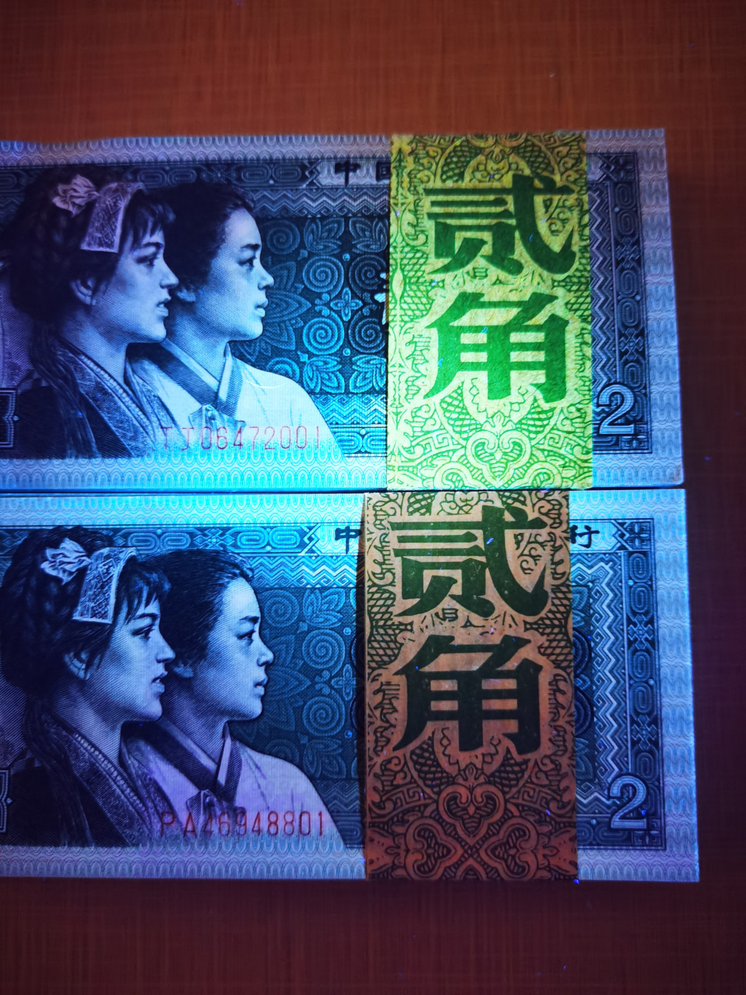 千家情思，老金团拍！8002专场，精品大杂烩！有单张，有标十，有刀货！有钱坤，有爱藏，有pmg！大都是搬家整理出来的压箱底货，每拍都有图，拍拍是精品，再漏不托价！旨在打造最纯净的拍场！喜欢别错过！捡漏来千家！ 8002真正的，非常罕见的黄金腰带！TJ06472001～100尾绝品一刀，轻微捆印别的没毛病！看一下和精致币PA金腰带的对比图，就知道他的黄金腰带有多漂亮了！