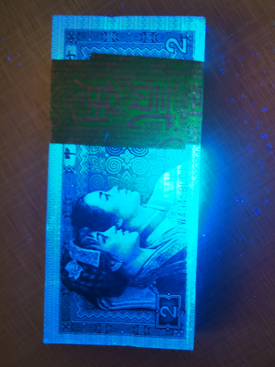 千家情思，老金团拍！8002专场，精品大杂烩！有单张，有标十，有刀货！有钱坤，有爱藏，有pmg！大都是搬家整理出来的压箱底货，每拍都有图，拍拍是精品，再漏不托价！旨在打造最纯净的拍场！喜欢别错过！捡漏来千家！ 8002五大稀少冠号！DW49458001～100尾，全品一刀！两种效果的青绿美翠，一种发绿一种发白，轻微星斑如图