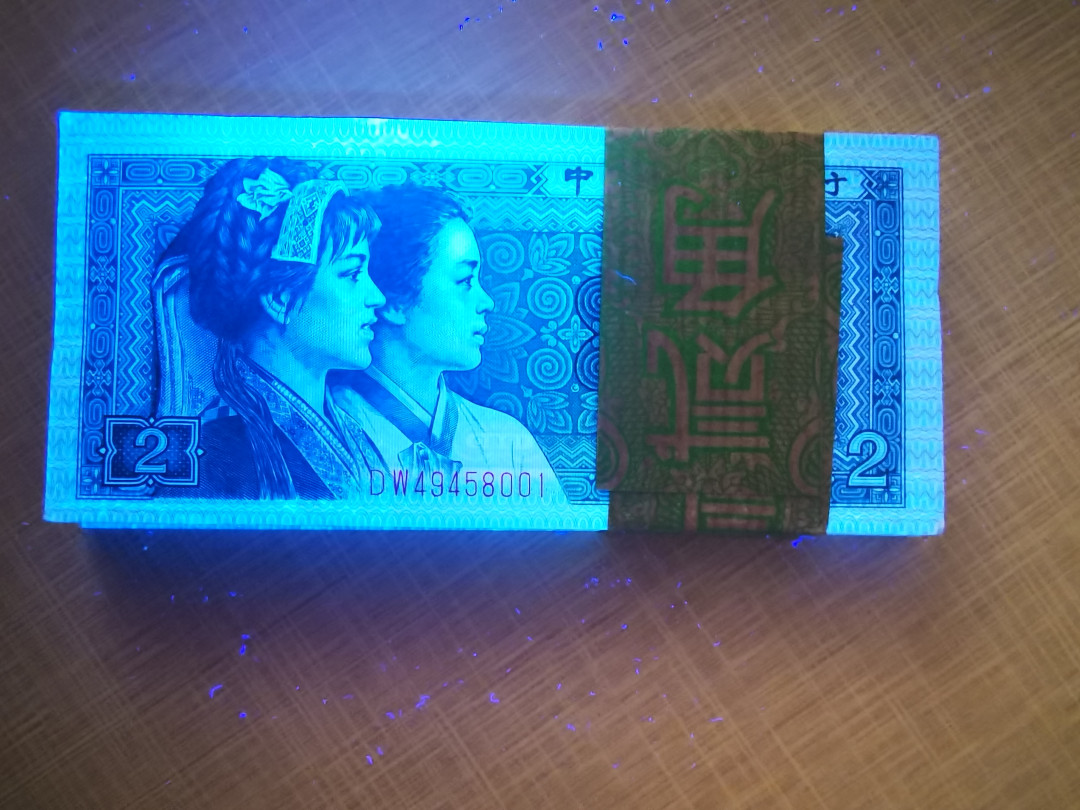 千家情思，老金团拍！8002专场，精品大杂烩！有单张，有标十，有刀货！有钱坤，有爱藏，有pmg！大都是搬家整理出来的压箱底货，每拍都有图，拍拍是精品，再漏不托价！旨在打造最纯净的拍场！喜欢别错过！捡漏来千家！ 8002五大稀少冠号！DW49458001～100尾，全品一刀！两种效果的青绿美翠，一种发绿一种发白，轻微星斑如图