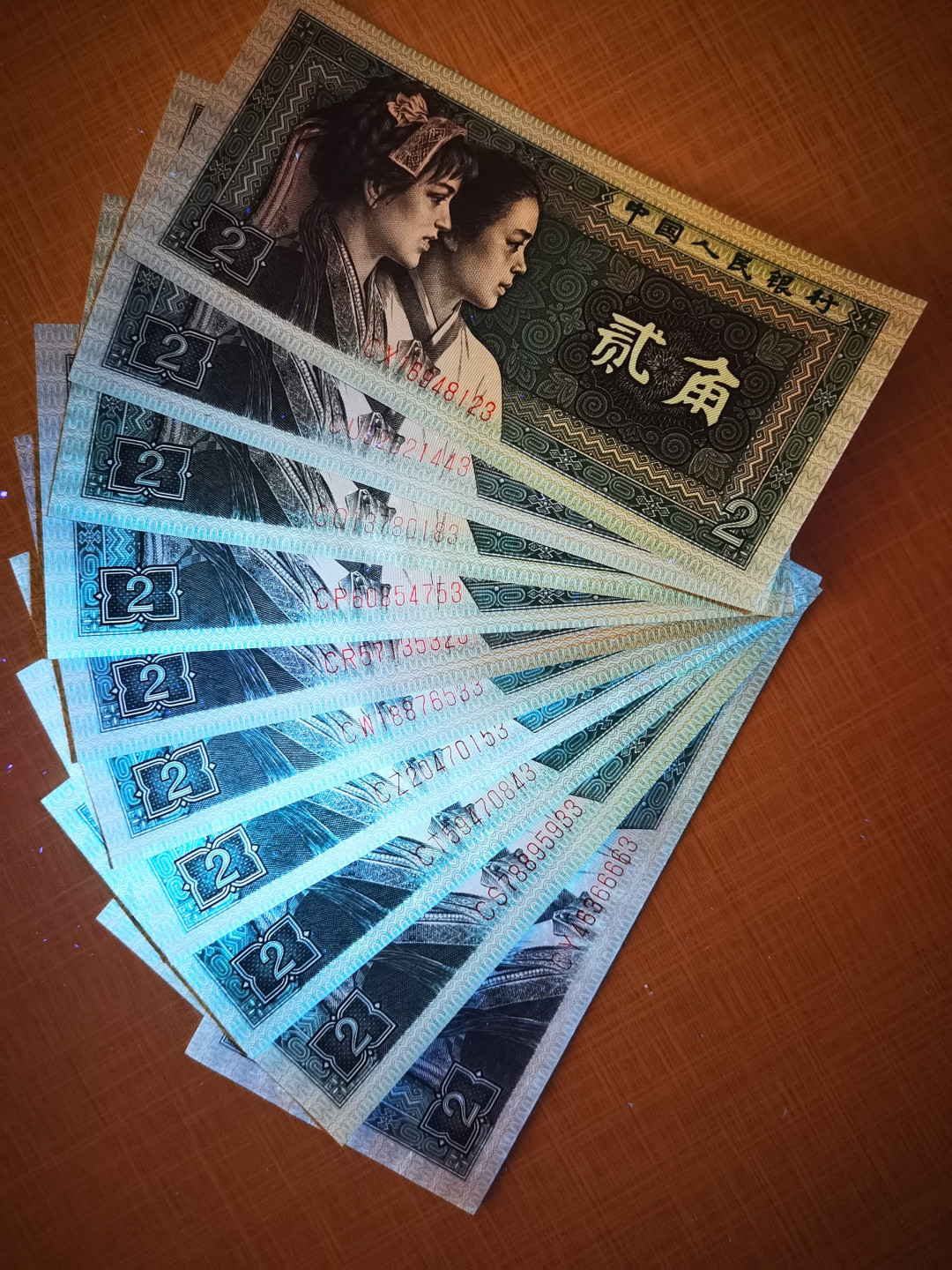 千家情思，老金团拍！8002专场，精品大杂烩！有单张，有标十，有刀货！有钱坤，有爱藏，有pmg！大都是搬家整理出来的压箱底货，每拍都有图，拍拍是精品，再漏不托价！旨在打造最纯净的拍场！喜欢别错过！捡漏来千家！ 8002首发C组全套十枚尾同3！其中CZ、CP冠是8002十大珍，还有4枚是十小珍！！部分有斑，品相看图！CP，CU，CR，CS，CX冠五张是绝品！！