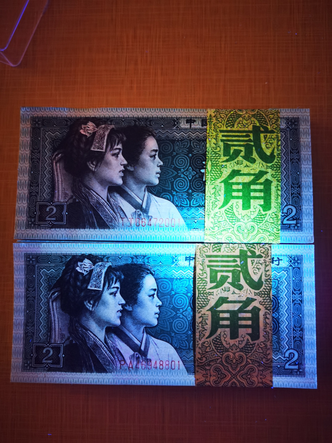 千家情思，老金团拍！8002专场，精品大杂烩！有单张，有标十，有刀货！有钱坤，有爱藏，有pmg！大都是搬家整理出来的压箱底货，每拍都有图，拍拍是精品，再漏不托价！旨在打造最纯净的拍场！喜欢别错过！捡漏来千家！ 8002真正的，非常罕见的黄金腰带！TJ06472001～100尾绝品一刀，轻微捆印别的没毛病！看一下和精致币PA金腰带的对比图，就知道他的黄金腰带有多漂亮了！
