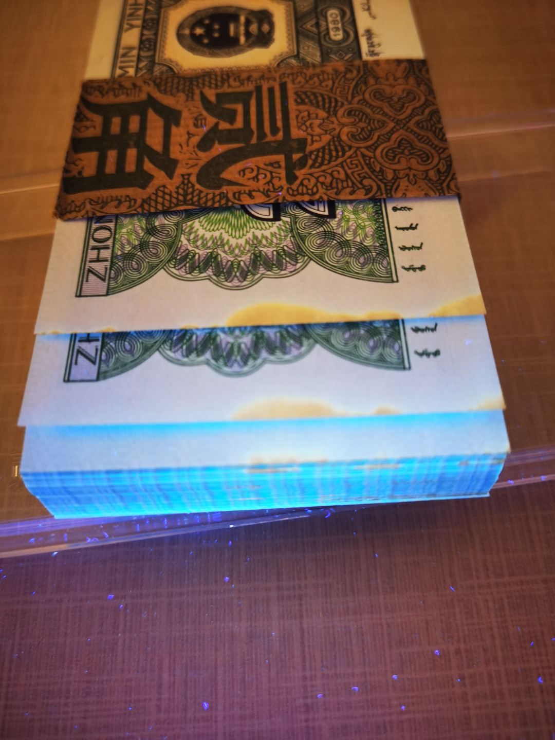千家情思，老金团拍！8002专场，精品大杂烩！有单张，有标十，有刀货！有钱坤，有爱藏，有pmg！大都是搬家整理出来的压箱底货，每拍都有图，拍拍是精品，再漏不托价！旨在打造最纯净的拍场！喜欢别错过！捡漏来千家！ 8002早期第一大组，稀缺BZ冠68252801～900尾，绝品888无47一刀！正宗青绿美翠荧光！背面几张有点油如图，别的没毛病！